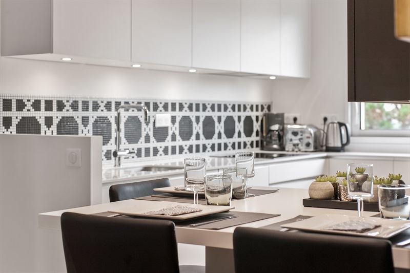 Cuisine moderne blanche et noire avec crédence géométrique à Grenoble | Raison Home - 7