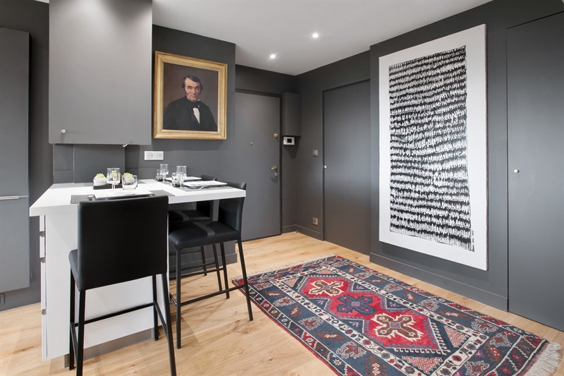 Cuisine moderne blanche et noire avec crédence géométrique à Grenoble | Raison Home - 8