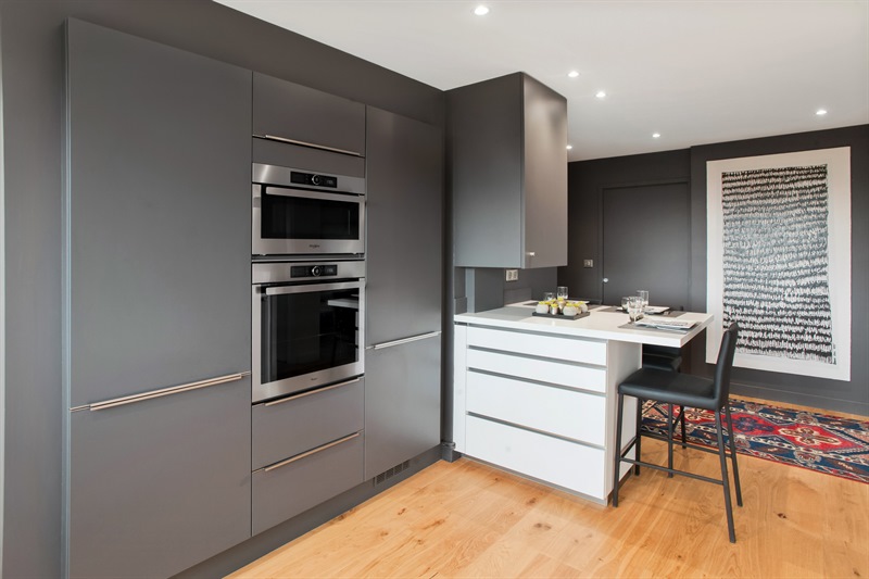 Cuisine moderne blanche et noire avec crédence géométrique à Grenoble | Raison Home - 9