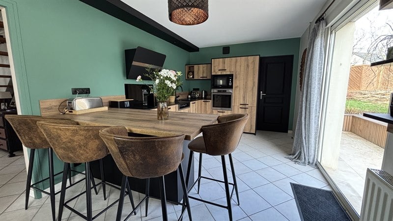 Cuisine de style nature bois et noir à Saint Etienne de Montluc | Raison Home - 1