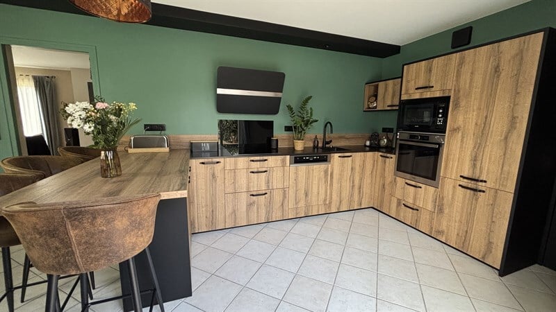 Cuisine de style nature bois et noir à Saint Etienne de Montluc | Raison Home - 2