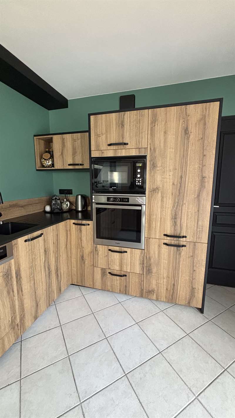 Cuisine de style nature bois et noir à Saint Etienne de Montluc | Raison Home - 3