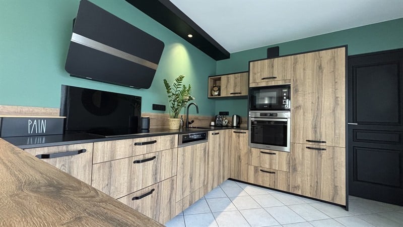 Cuisine de style nature bois et noir à Saint Etienne de Montluc | Raison Home - 6