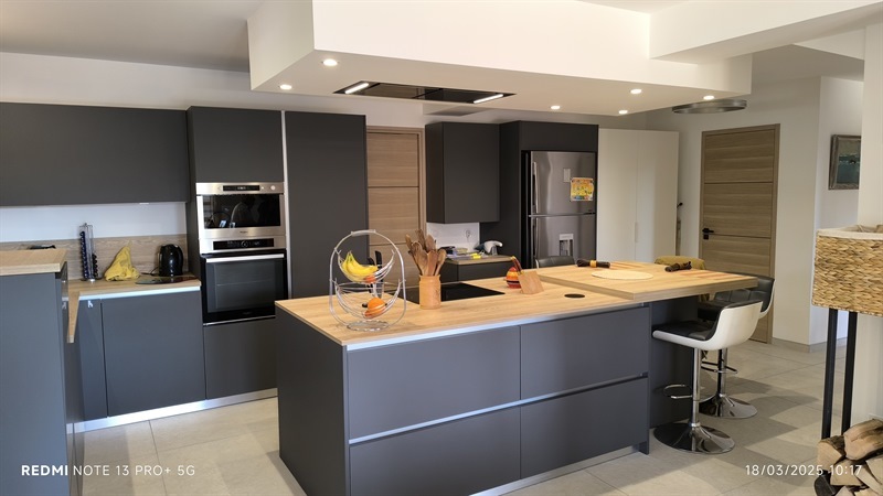 Cuisine ouverte de style moderne bois et gris à Clarensac | Raison Home - 1