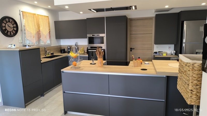 Cuisine ouverte de style moderne bois et gris à Clarensac | Raison Home - 2