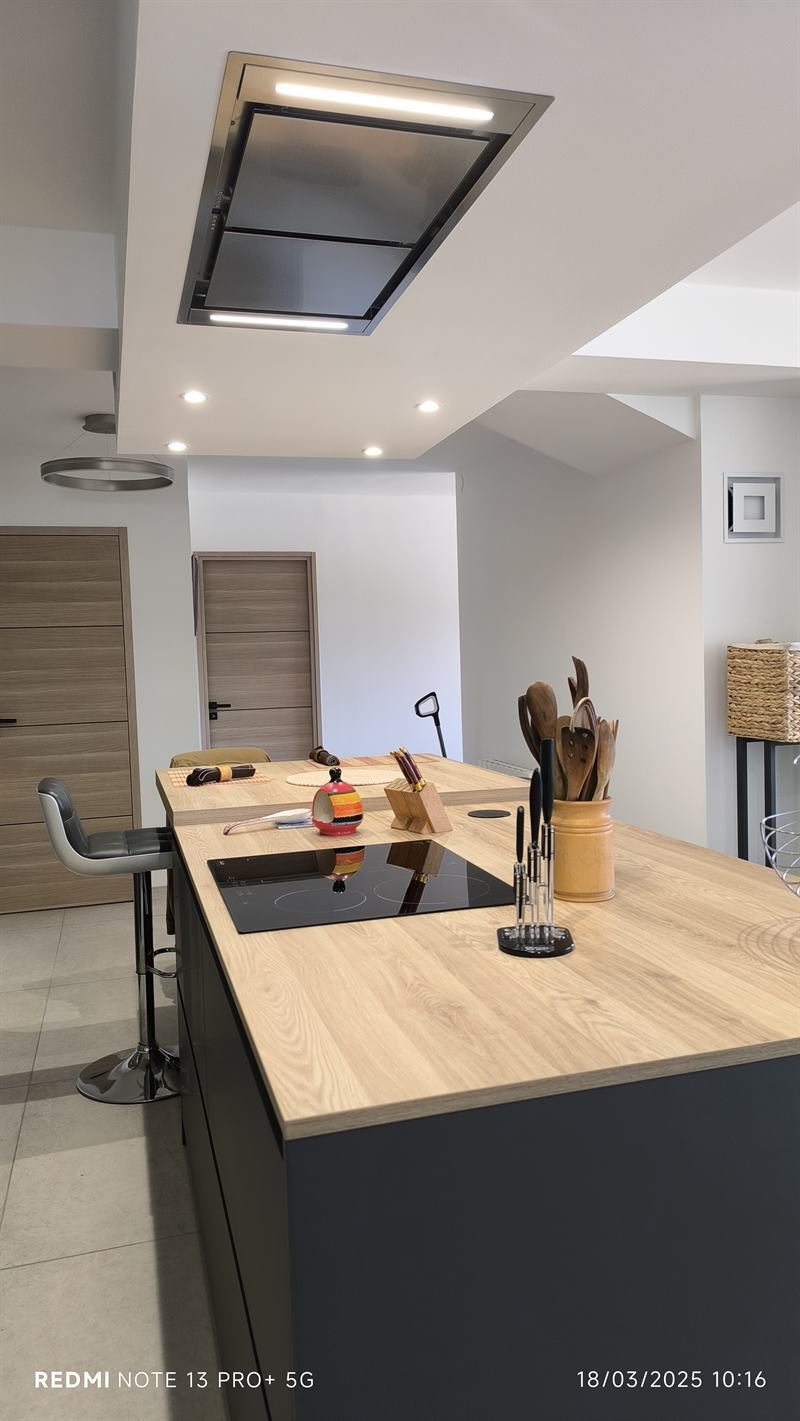 Cuisine ouverte de style moderne bois et gris à Clarensac | Raison Home - 3