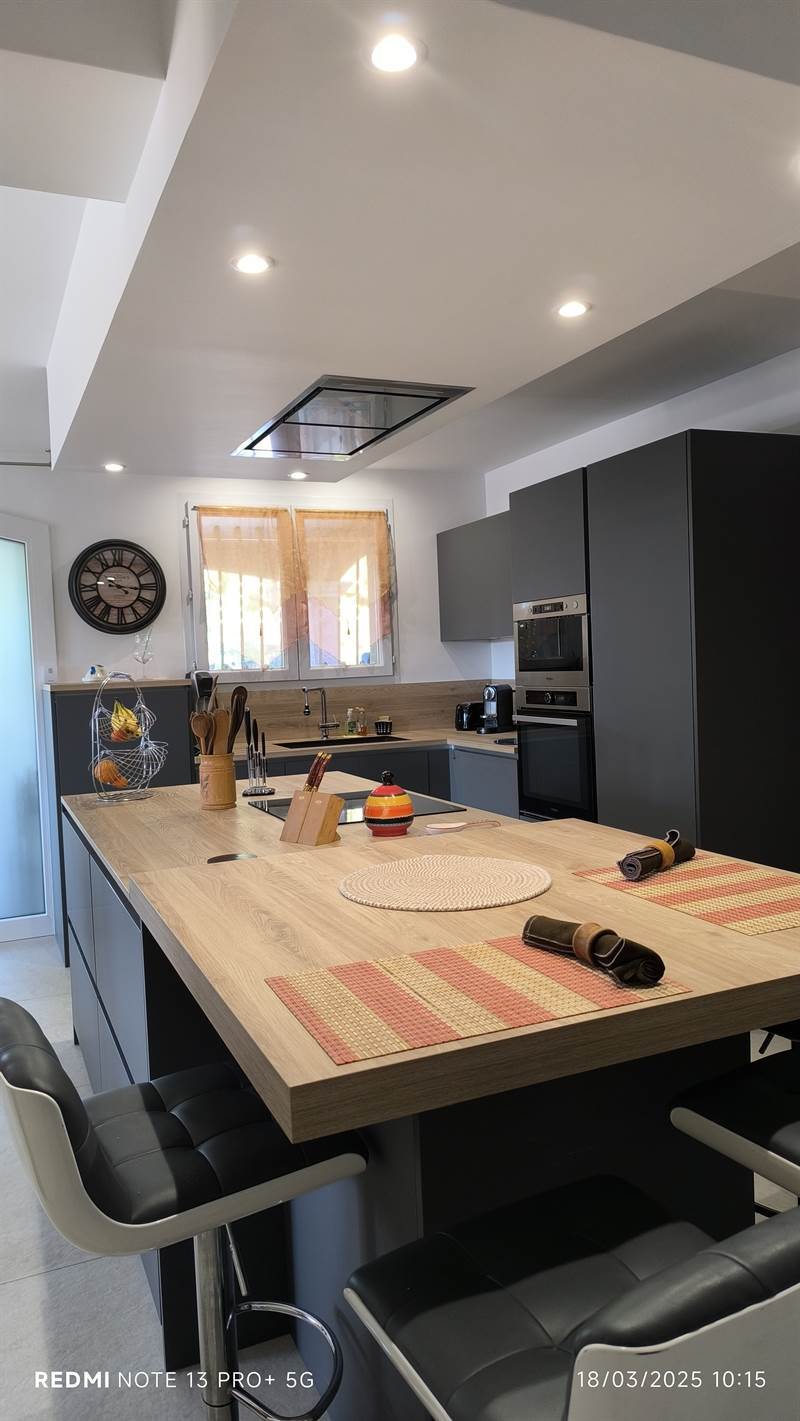 Cuisine ouverte de style moderne bois et gris à Clarensac | Raison Home - 4