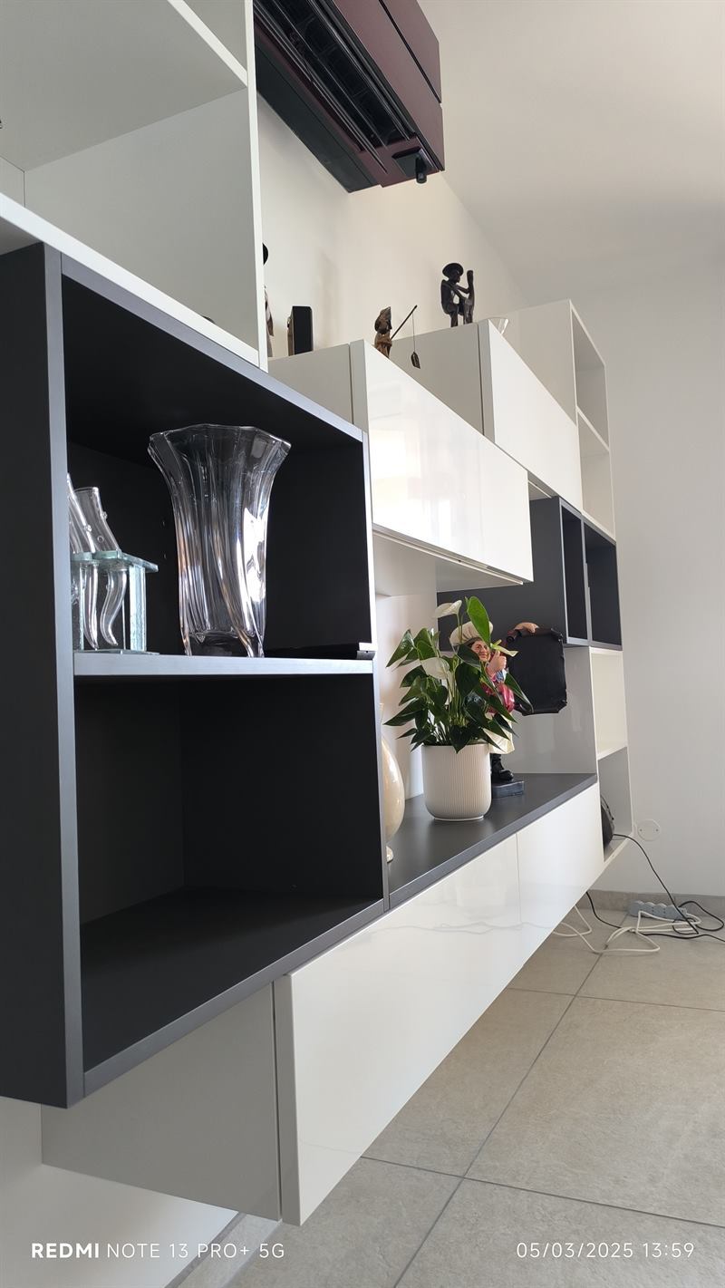 Cuisine ouverte de style moderne bois et gris à Clarensac | Raison Home - 5