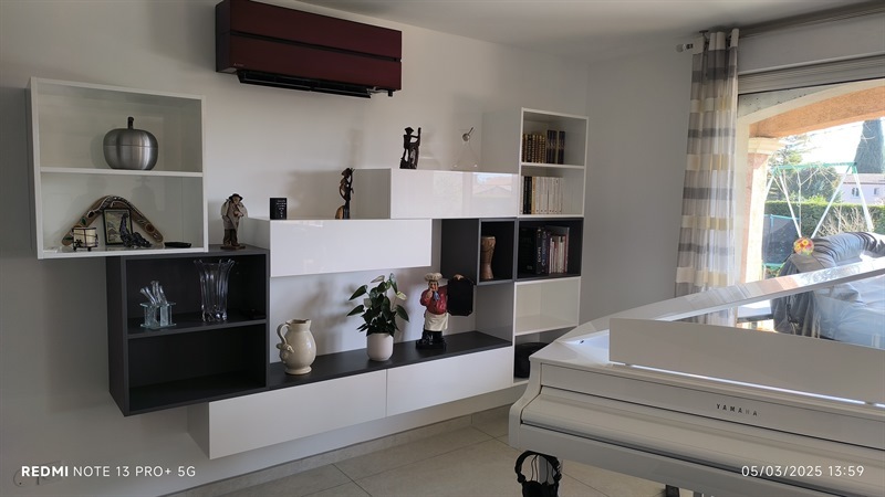Cuisine ouverte de style moderne bois et gris à Clarensac | Raison Home - 6