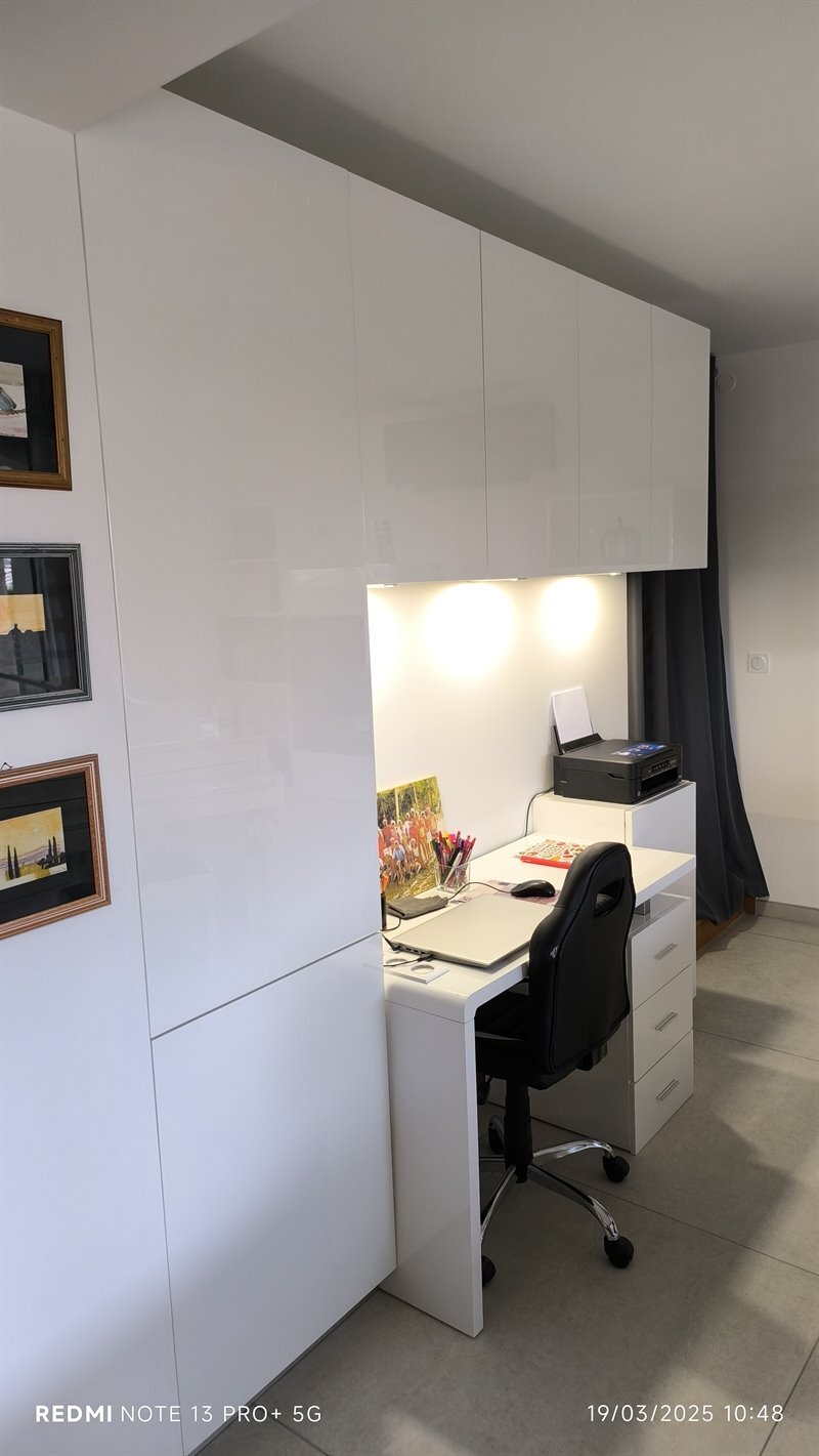 Cuisine ouverte de style moderne bois et gris à Clarensac | Raison Home - 7