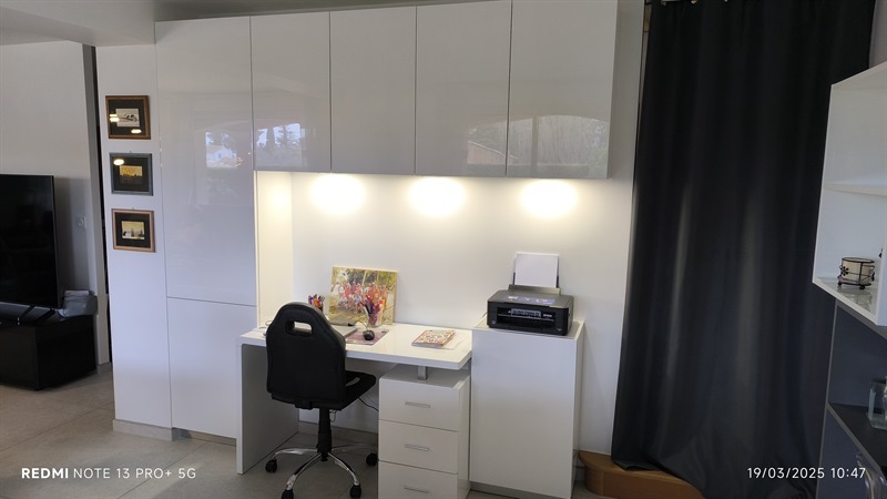 Cuisine ouverte de style moderne bois et gris à Clarensac | Raison Home - 8