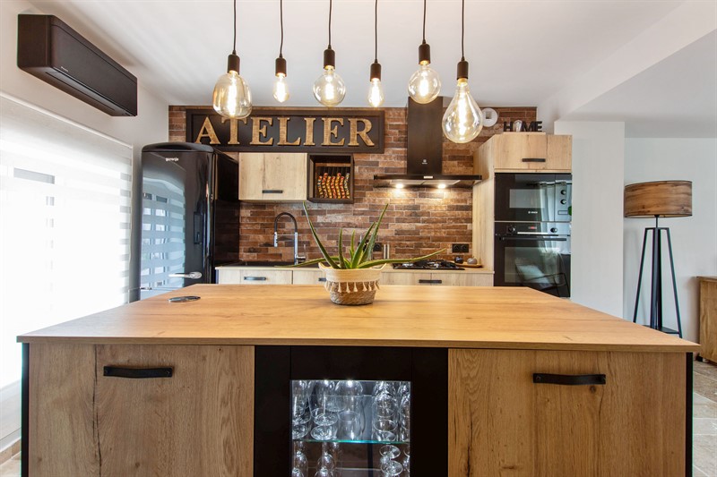 Cuisine style atelier industriel bois et noir à Laives | Raison Home - 4