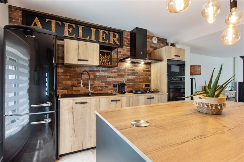 Cuisine style atelier industriel bois et noir à Laives | Raison Home - 5