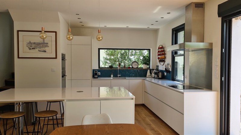 Cuisine ouverte de style contemporain blanc à Nantes | Raison Home - 3