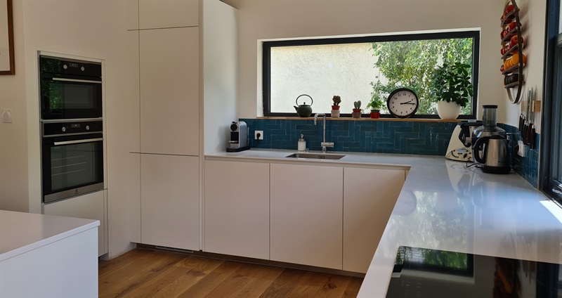 Cuisine ouverte de style contemporain blanc à Nantes | Raison Home - 5