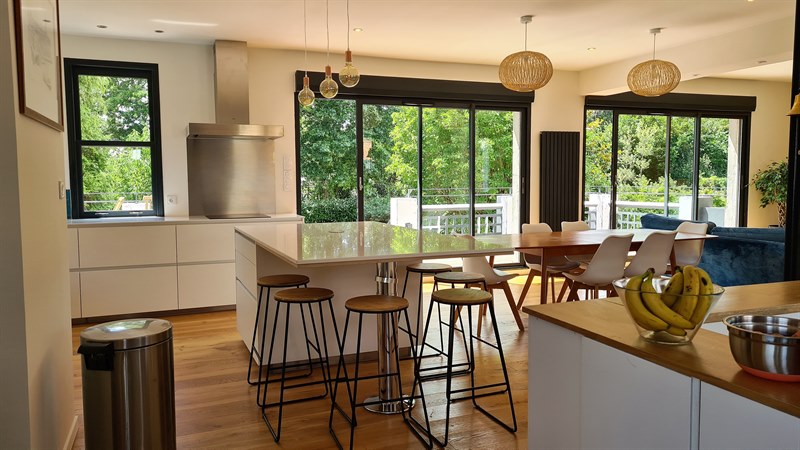 Cuisine ouverte de style contemporain blanc à Nantes | Raison Home - 6