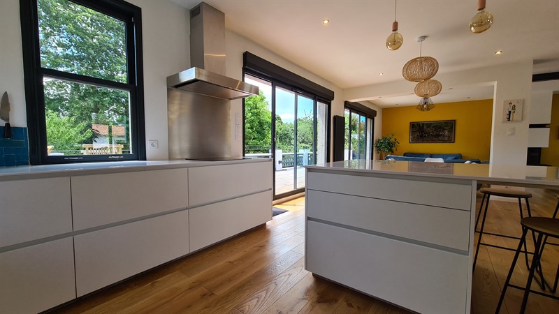 Cuisine ouverte de style contemporain blanc à Nantes | Raison Home - 7