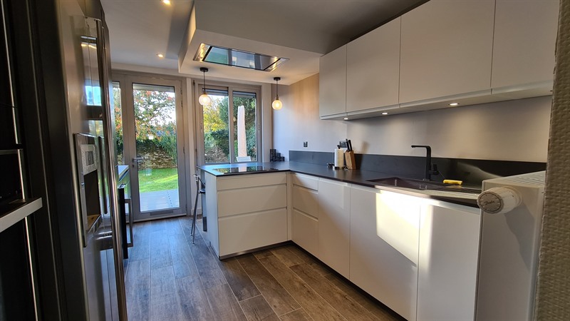 Cuisine fermée de style contemporain bois, noir et blanc à Nantes | Raison Home - 1