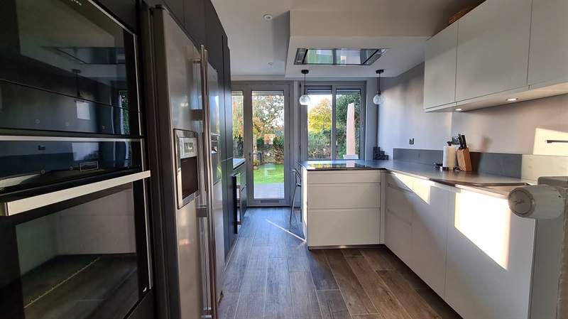 Cuisine fermée de style contemporain bois, noir et blanc à Nantes | Raison Home - 2