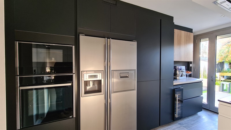 Cuisine fermée de style contemporain bois, noir et blanc à Nantes | Raison Home - 3