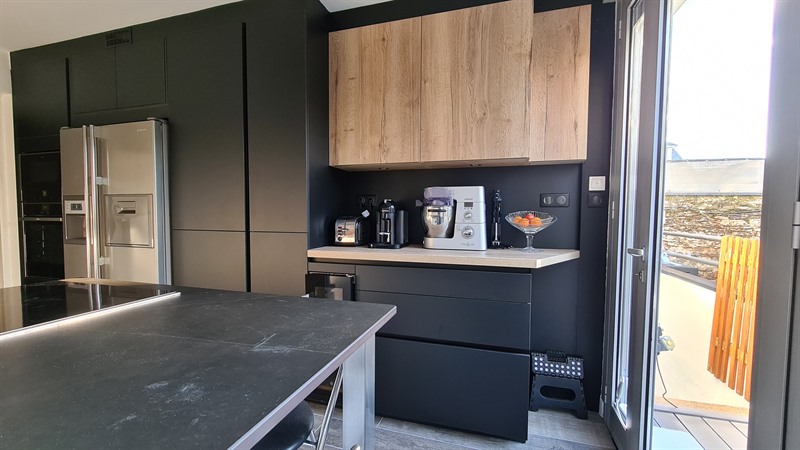 Cuisine fermée de style contemporain bois, noir et blanc à Nantes | Raison Home - 4