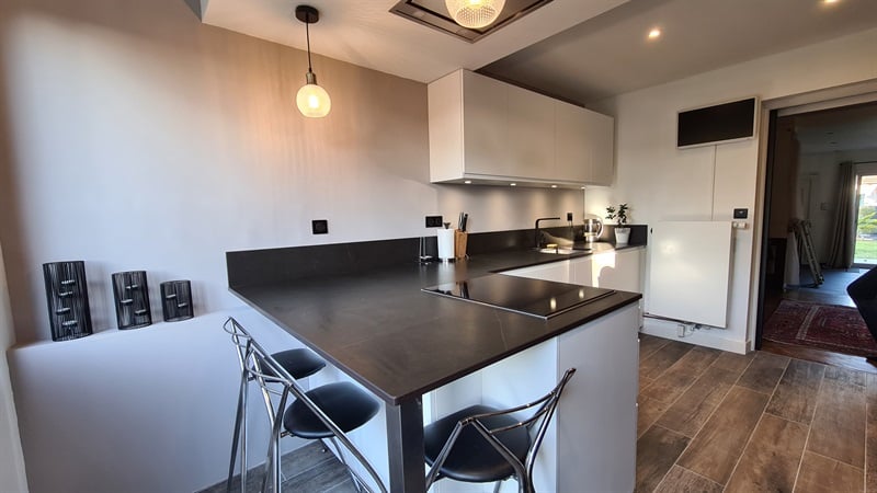 Cuisine fermée de style contemporain bois, noir et blanc à Nantes | Raison Home - 5