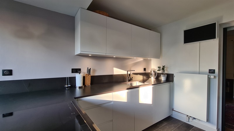 Cuisine fermée de style contemporain bois, noir et blanc à Nantes | Raison Home - 6