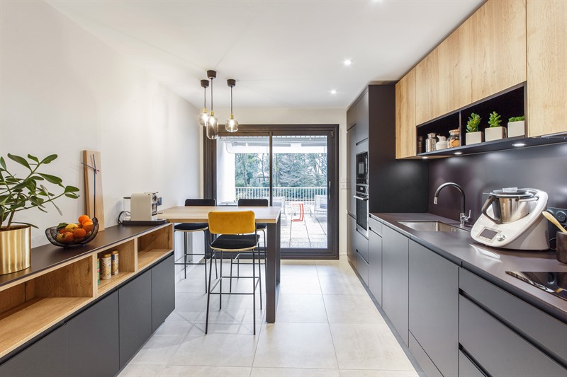 Cuisine linéaire de style moderne noir et bois à Nantes | Raison Home - 1