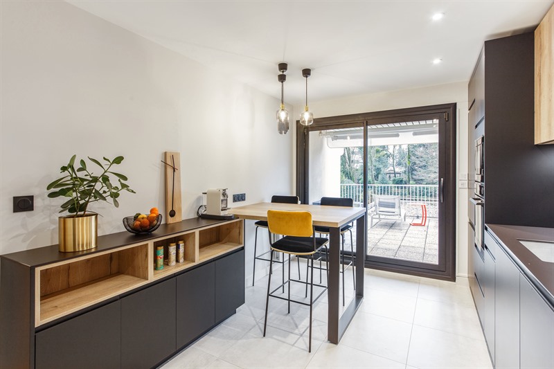 Cuisine linéaire de style moderne noir et bois à Nantes | Raison Home - 2