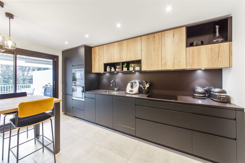 Cuisine linéaire de style moderne noir et bois à Nantes 3