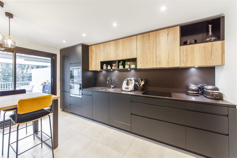 Cuisine linéaire de style moderne noir et bois à Nantes | Raison Home - 3