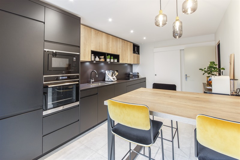 Cuisine linéaire de style moderne noir et bois à Nantes | Raison Home - 4