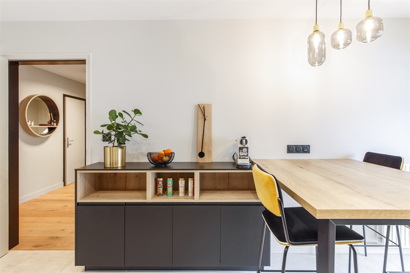 Cuisine linéaire de style moderne noir et bois à Nantes | Raison Home - 5