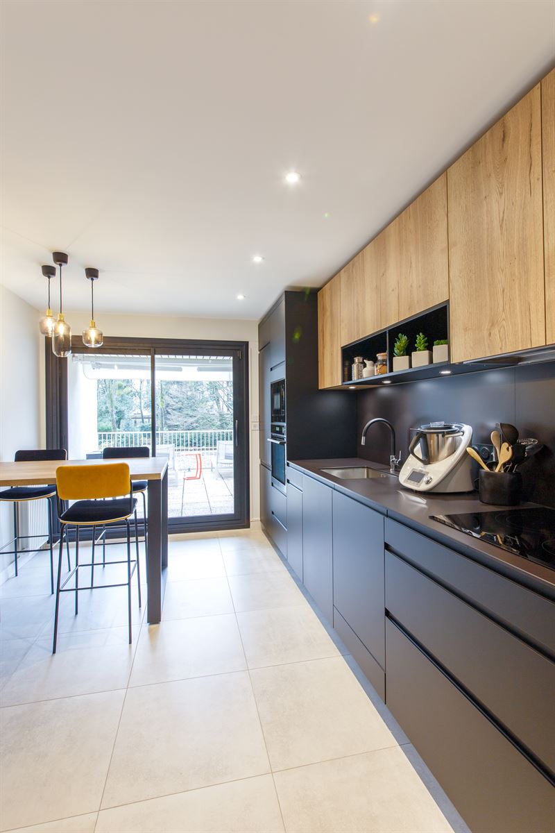 Cuisine linéaire de style moderne noir et bois à Nantes | Raison Home - 8