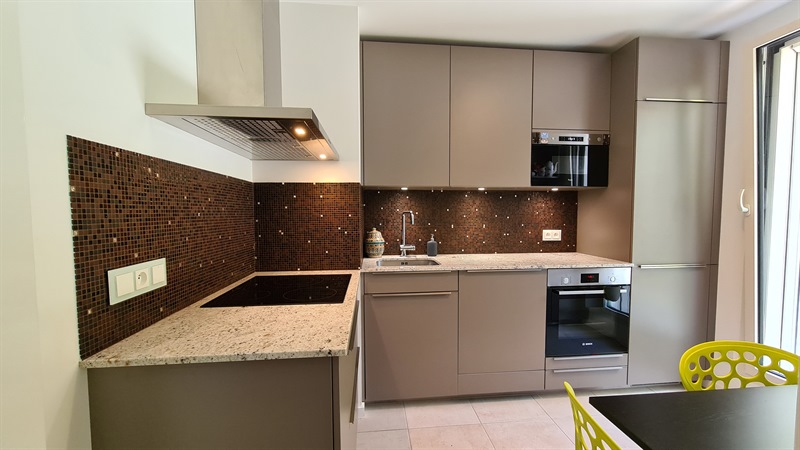 Cuisine ouverte de style contemporain beige à Nantes | Raison Home - 1