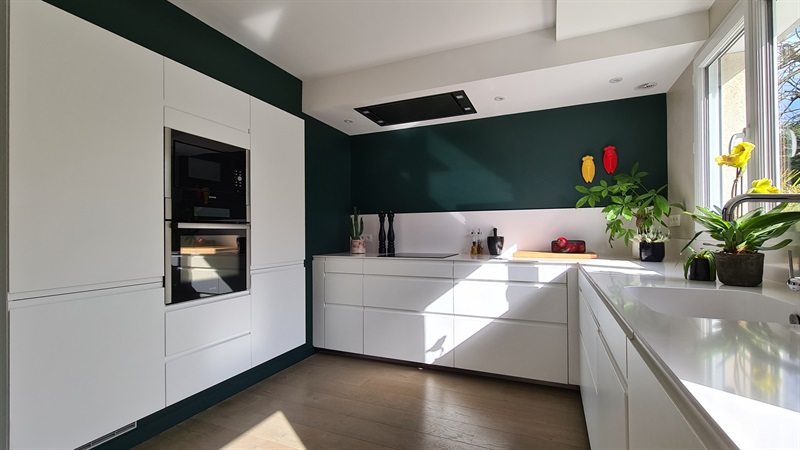 Cuisine blanche fermée avec mur vert sapin à Nantes | Raison Home - 2