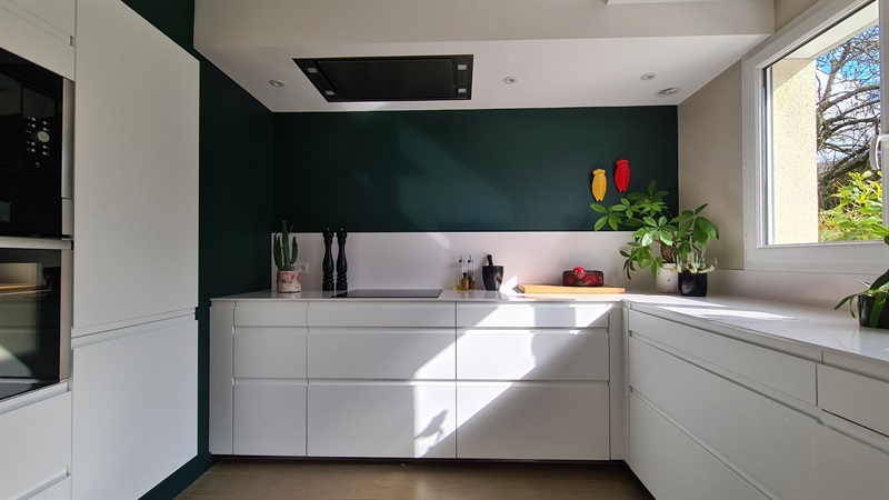 Cuisine blanche fermée avec mur vert sapin à Nantes | Raison Home - 3