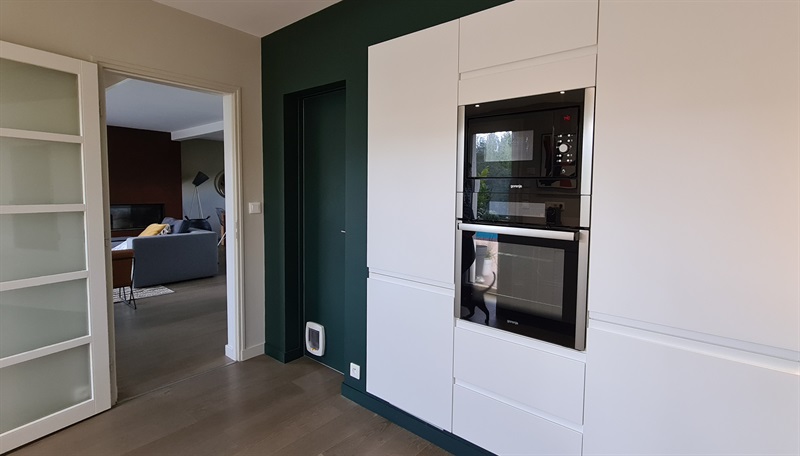 Cuisine blanche fermée avec mur vert sapin à Nantes | Raison Home - 6