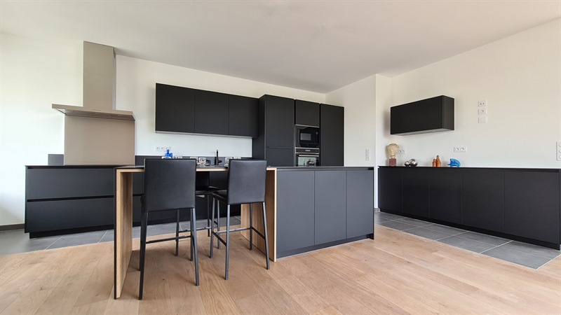 Grande cuisine moderne noire à Nantes | Raison Home - 1