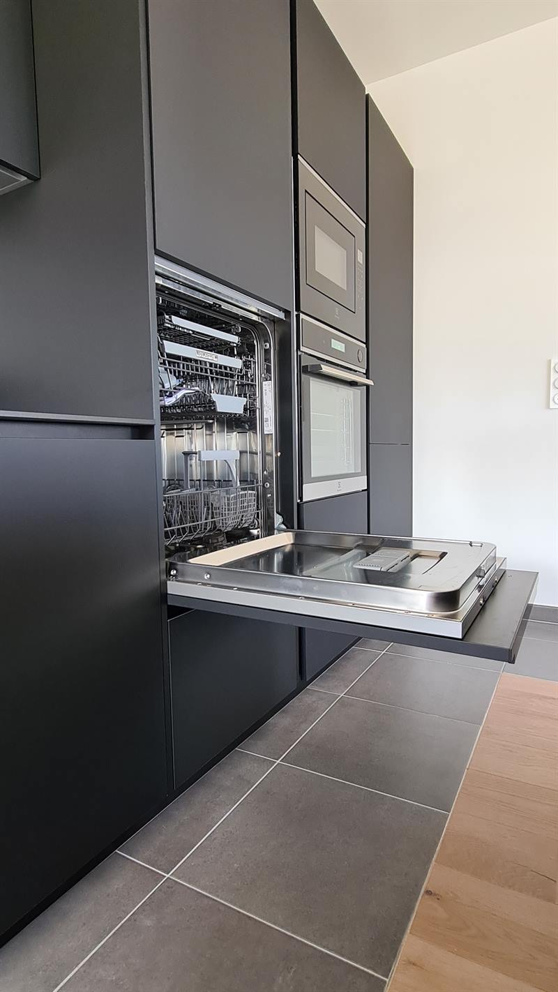 Grande cuisine moderne noire à Nantes | Raison Home - 9