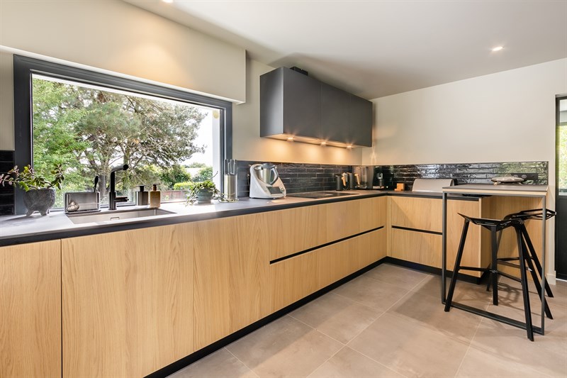 Cuisine fermée de style contemporain bois et noir à Divatte-sur-Loire | Raison Home - 2