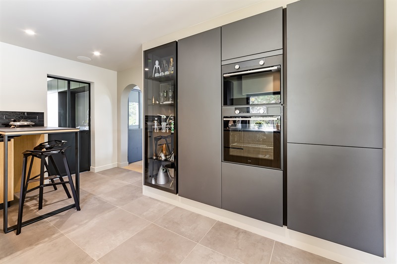 Cuisine fermée de style contemporain bois et noir à Divatte-sur-Loire | Raison Home - 3