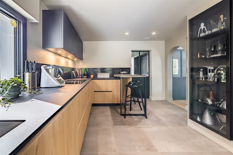 Cuisine fermée de style contemporain bois et noir à Divatte-sur-Loire | Raison Home - 4