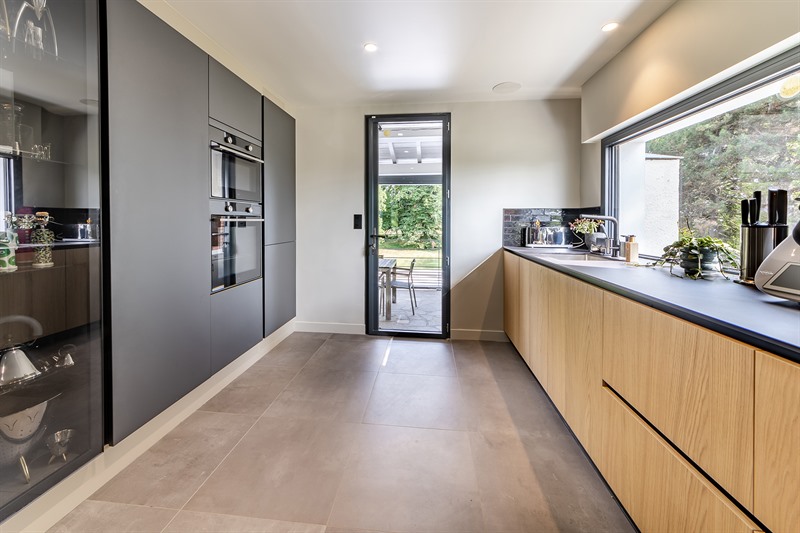 Cuisine fermée de style contemporain bois et noir à Divatte-sur-Loire | Raison Home - 5