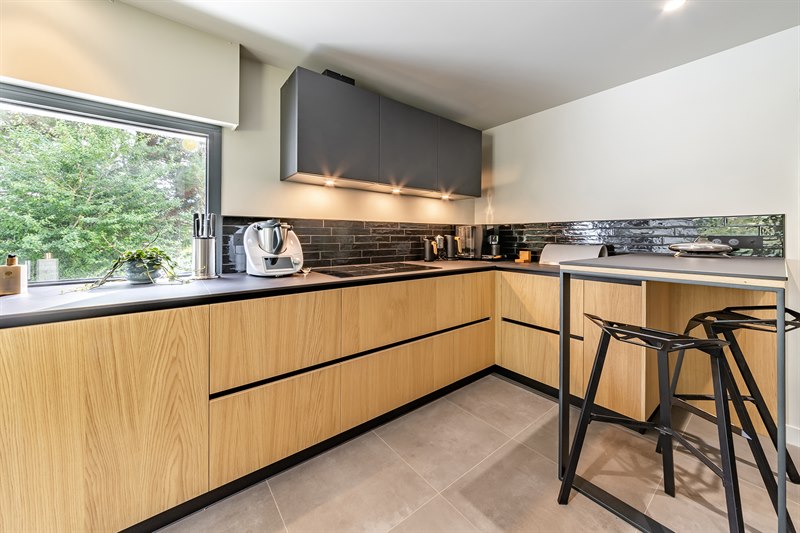 Cuisine fermée de style contemporain bois et noir à Divatte-sur-Loire | Raison Home - 6