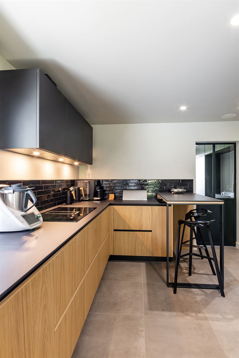 Cuisine fermée de style contemporain bois et noir à Divatte-sur-Loire | Raison Home - 7