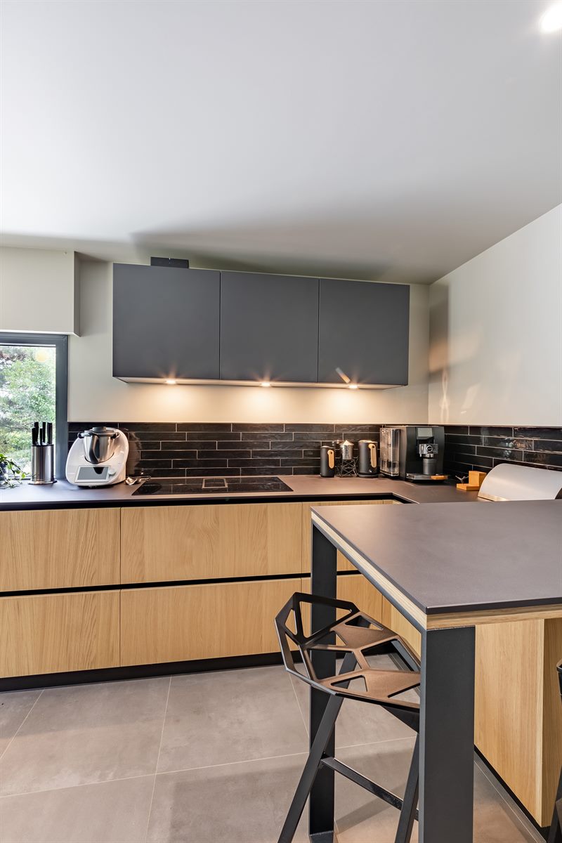 Cuisine fermée de style contemporain bois et noir à Divatte-sur-Loire | Raison Home - 8