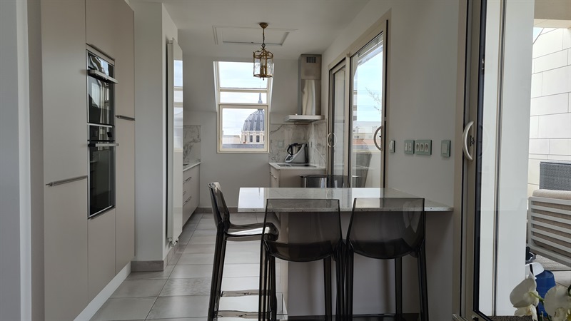 Cuisine ouverte de style moderne beige à Nantes | Raison Home - 1