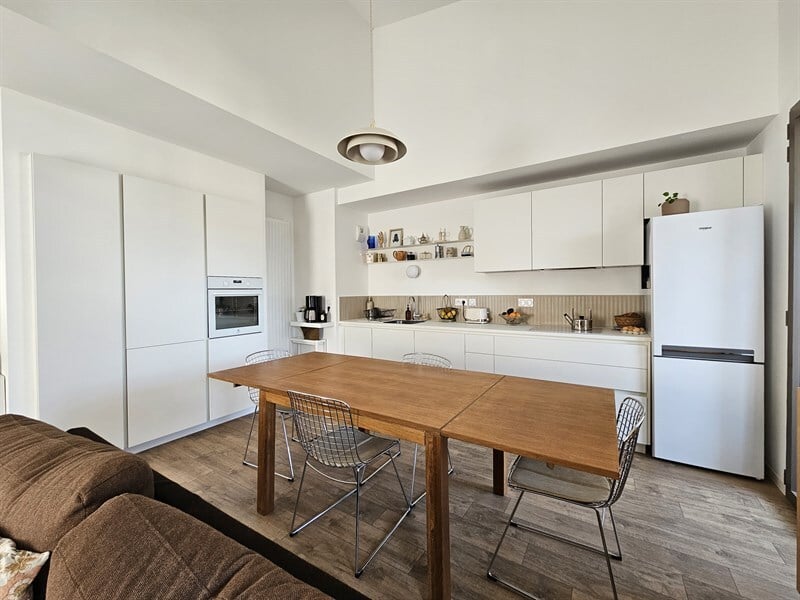 Cuisine ouverte de style moderne blanc à Nantes | Raison Home - 1