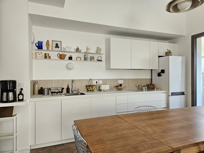 Cuisine ouverte de style moderne blanc à Nantes | Raison Home - 2